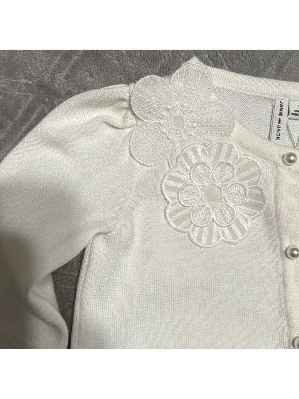 𝅺CROPPED FLOWER APPLIQUE
CARDIGAN - Picture 3 of 4